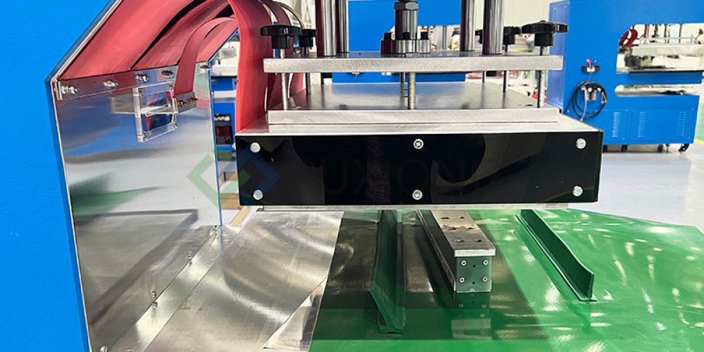 The key role of skirted baffles in material transportation: anti-spillage and guiding design