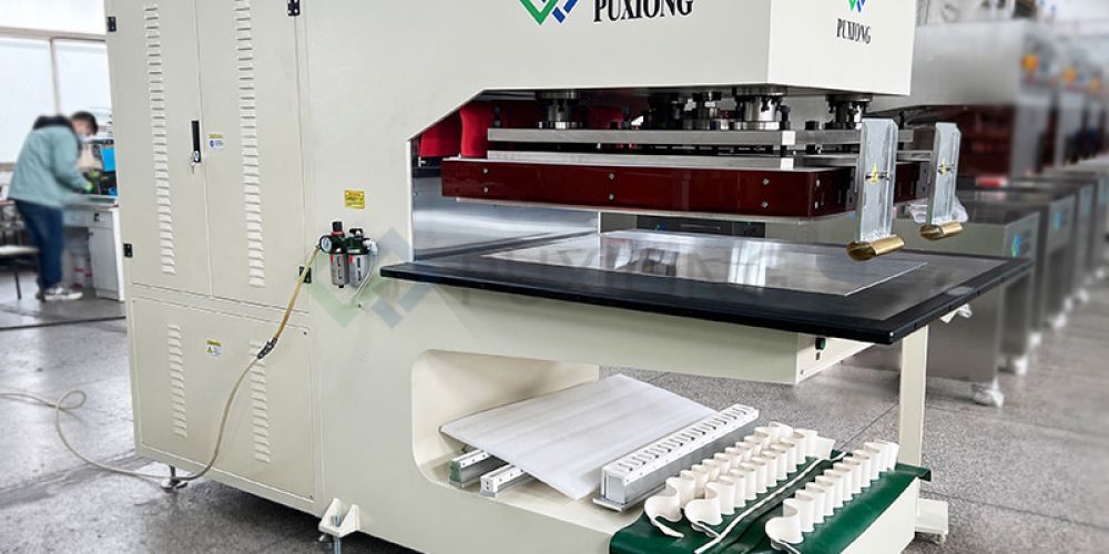 Design challenges of large-inclination-angle conveyor belts: Stability of the skirt + partition combination structure