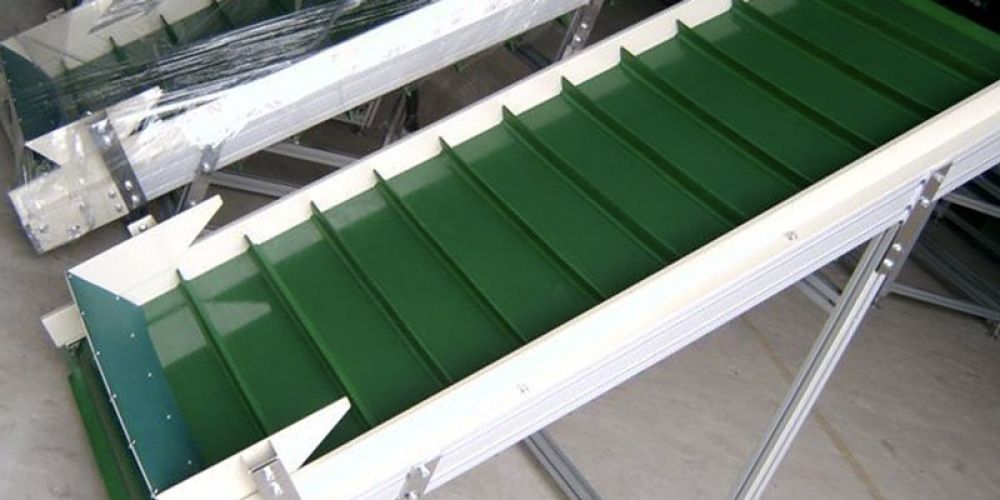 What are the characteristics of conveyor belts in the food packaging industry?