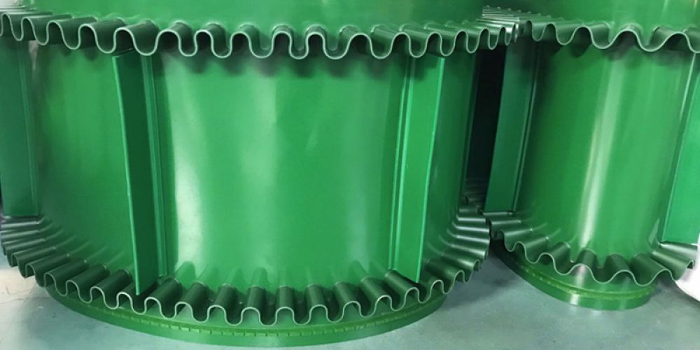 How do skirt baffle conveyor belts improve conveying efficiency and directional conveying?